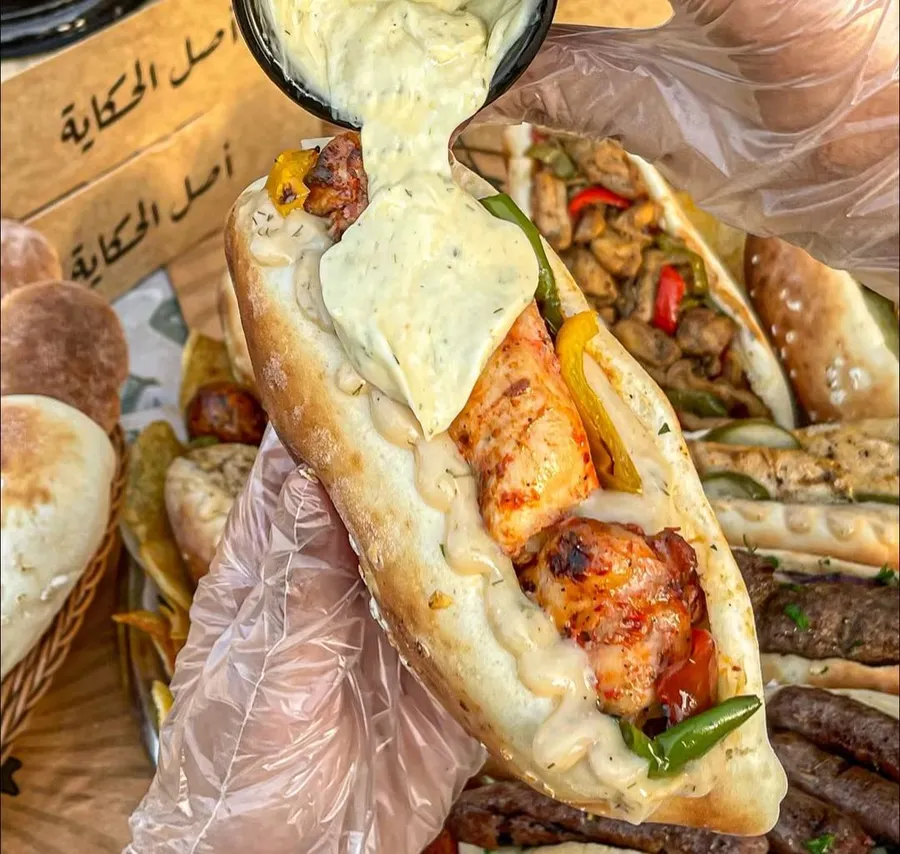 سندوتش شيش طاووق يُسكب عليه الصوص